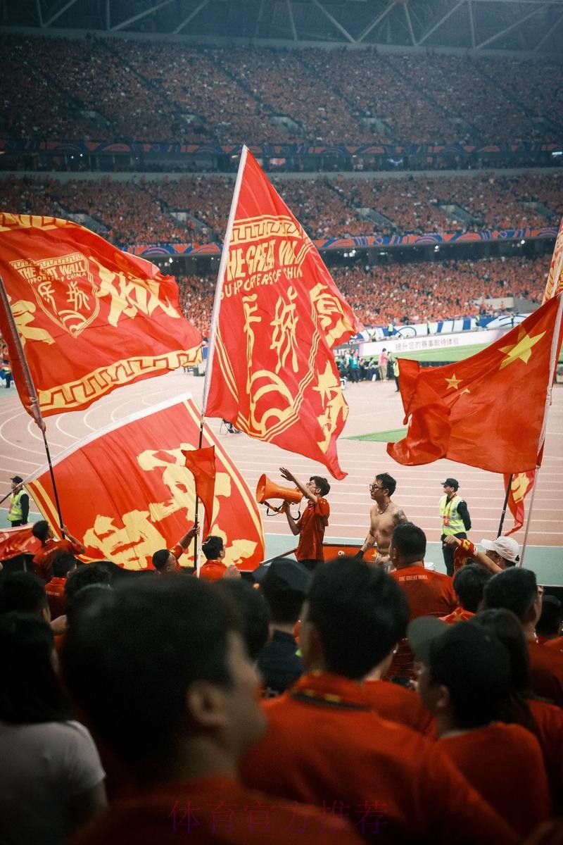 齐为国足加油 谭晶邀请小球迷观看中荷大战